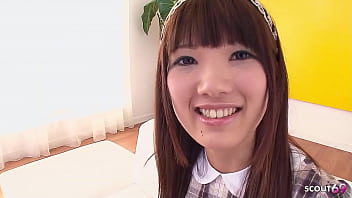 かわいい日本の若い女性が激しいクリトリスプレイオーガズムの後に初めてのフェラチオで誘惑する