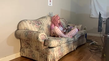 義理の娘がクリスマスツリーの下に閉じ込められ、義理の父に尻を舐められ、マンコを犯される