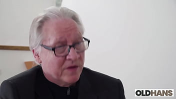 魅力的なシンディ・シャインはドイツ語を非常に速く習得します