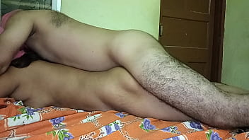 インドのスリムでセクシーな主婦スクラが後ろから激しく犯される