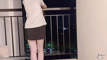 たちはバルコニーの外でセックスをし、その後友達の部屋のドアを開けて外の人々に見せびらかします。