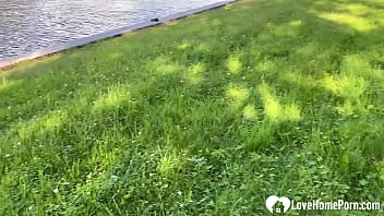 公園のブロンドは新鮮なチンポを欲しがっていた