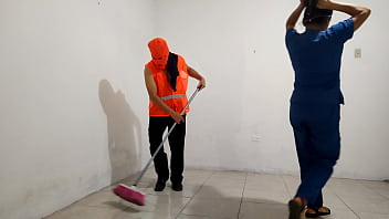 汚い病院の看護師が掃除屋とイチャイチャ!!非常に汚い男が清掃員の男性をやる気にさせ、彼は作業員のペニスに唾液をたっぷりと付けてフェラしました。病院での本物のポルノ