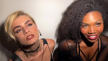 キャラ・ホラとルッサとパーティーでセックスする2人のガールフレンド