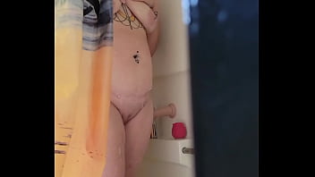 のぞき魔の隣人がシャワーを浴びているところを目撃