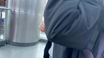 観光客にお金を提供して自宅でレズセックスしてもらいます。