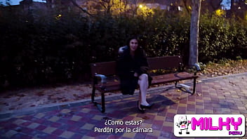 美しいスペイン人女性が公園で見知らぬ男にマンコをしゃぶらせる。