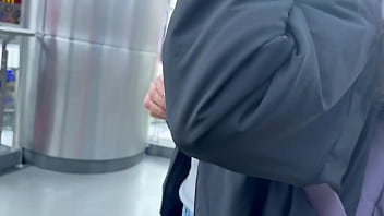 観光客にお金を提供して自宅でレズセックスしてもらいます。