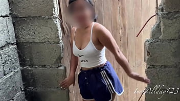 夫が仕事で忙しい間に、興奮した隣人がセックスしている。