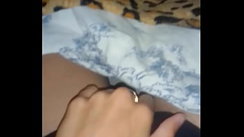 私の目の前で義父がパソコンでゲームをしていて、私は毛布の下でオマンコをオナニーしています - レズビアンイリュージョンガールズ