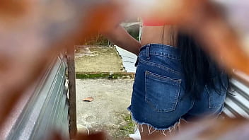 カメラはビーチの更衣室にいる女性を気付かずに記録します（ラテン系巨尻）