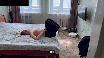 私の義父の彼女は完全なバカか、それとも私とセックスしたかったのかのどちらかです!!