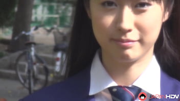 本澤朋美が制服姿で同級生をフェラ