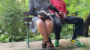 義母は私を無視して、公園で本を読んだりペニスをシゴいたりして私をイカせてくれる