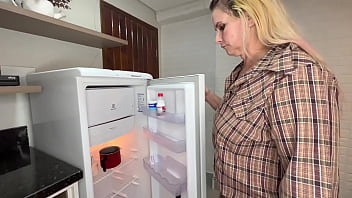 無実のスナック配達員は、ソーセージとクリームソースのスナックに飢えたモトボーイフェチの主婦ティファニー・モンタヴァーニの色情狂のことを知りません（RED Or Closed Sheerのすべてを参照）