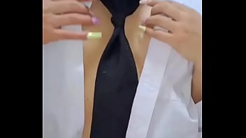 與黃瓜發生性關係。熱情的哥倫比亞人非常高興地將一根黃瓜放入她的陰道。兔子rabbitquicky official 渴求雞巴，決定插入一根黃瓜，直到她來了很多次。
