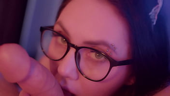 好色な妻が夫のペニスに跨って射精する。