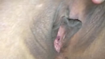 激しく突き続けるのが止まらない！爆発的な潮吹き素人オーガズム