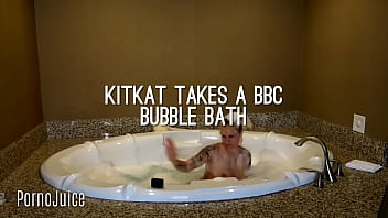 キットカットがBBCの泡風呂の予告編に登場