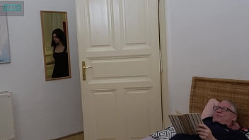 天然の巨乳を持つ美しいインドの女の子は外出したがっています。しかし、それは彼女にとって強烈なオーガズムで終わります。