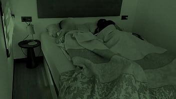 夜のカメラが、義理の妹が同じベッドで義理の弟の隣で自慰行為をしているのを捉える