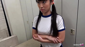 小柄な日本の若い女性がクラスメイトに初めてのフェラチオと精子ごっくんを誘惑