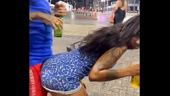 路上で愚痴を言い合った結果、走行中の車の中でセックスに至るというレビュー。