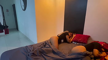 私の義理の娘は売春婦で、私が彼女とセックスするために私の部屋に入ってくる