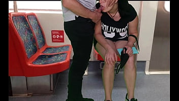 電車内でノーパンのドレスを着た女の子が公衆の面前で見知らぬ男に手コキとフェラをした