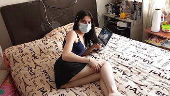 下着なしでスカートを履いたセクシーなローラは、おいしそうなセックス下着をつけずに犯されます。