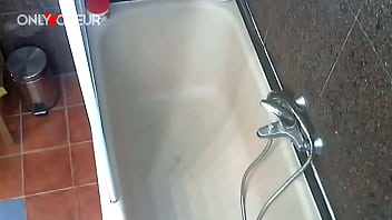 自家製盗撮。ぽっちゃりした若い女性がバスタブでオナニーして強いオーガズムに達する