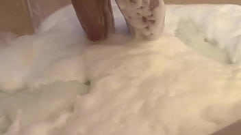 巨大な天然おっぱいと巨大な乳首を持つ赤毛美女がHotTubeで揺れる