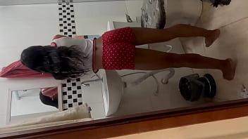 継娘をトイレで捕まえたので、妻が到着する前に我慢できずに食べました