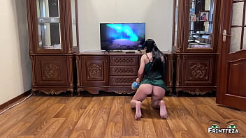 義理の息子が気づくまで、パンツを履かずに部屋を掃除する義母。義母に中出し。