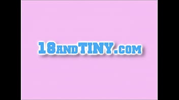 97ポンドの小さなティーンはおっぱいにザーメンを取得します！