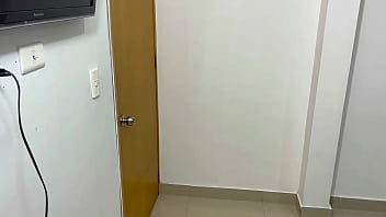 内気な義理の妹がボクサーパンツで遊んでいるのを発見し、結局彼女とセックスしてしまう。