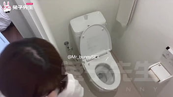 發現一個日本小姊姊在廁所自慰?Will you self-consolation in the company's toilet??