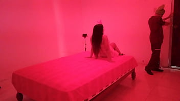 私はメキシコの売春宿に行って、とても素敵でホットなメキシコ人女性とセックスしました。彼女がとてもおいしそうにうめき声を上げたので、彼女を激しく犯している間、私は大きく勃起してしまいました。出会い系でのリアルセックス。