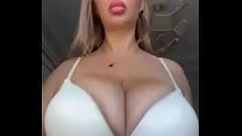 こんなに重い大きな自然の垂れ下がったおっぱいの楕円形