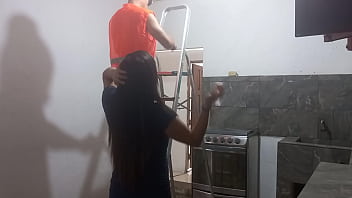 レンガ職人とセックス!!私は屋根のメンテナンスをしている新しいレンガ職人を観察し始めました。すると、彼がとても運動能力が高く、筋肉質であることがわかりました。私は彼を誘惑して彼のチンポをしゃぶると、彼は立ったまま美味しそうに私を犯しました