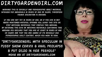 Dirtygardengirl は膣鏡を使って子宮頸部と肛門脱出を見せ、おしっこの穴にディルドを入れます