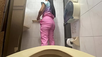 病院のトイレで放尿する看護師をカメラが捉えた（大きなお尻）