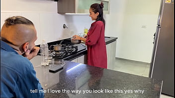 私は仕事からとても興奮して帰宅し、キッチンで彼女とセックスをします。