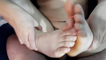 売春婦のカラ・デ・ルナと最終的にセックスするまでは、彼女はボゴタに住んでいて料金は安いが、行列は長い