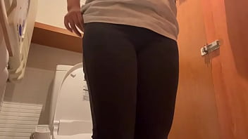 隣の部屋でト◯レしてる人がいるのに壁越しに激しくオナニーしてイキまくりました…