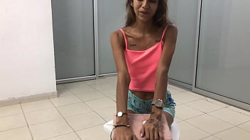 セクシーな義理の妹は、おいしいフェラをしてくれる代わりに宿題を手伝ってほしいと私に頼みます - スペイン語のポルノ