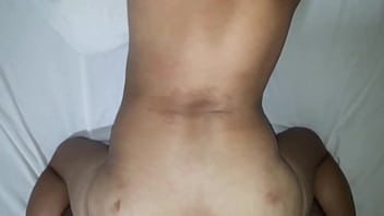私の熟女はこうやって犯されるのが好き、私があらゆるものを使って彼女を貫通する方法が好きです