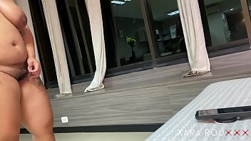 ファンが路上で寝ないようにカリでセックスしようと誘ってくれた