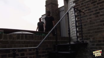 幸運な強盗2人は強盗先の家でアナルファックできる女の子2人を見つけた