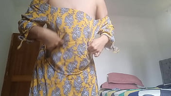 私と一緒に走ってください!!メキシコ人ブルネットが興奮しながら脱衣してオナニー